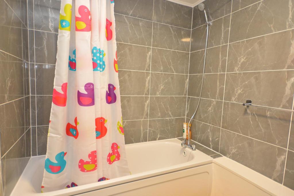 Newly refurbished 3 bedroom house London photo