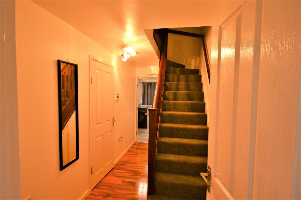 Newly refurbished 3 bedroom house London photo