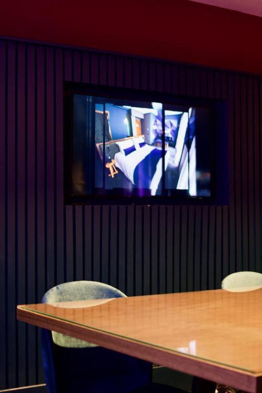 Shared lounge/TV area