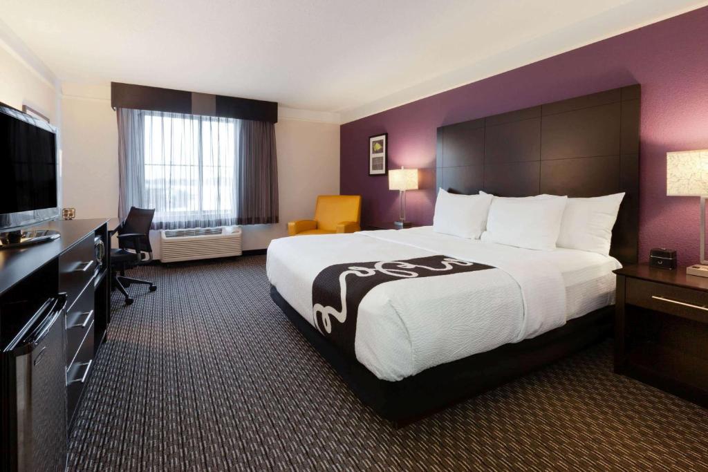 La Quinta Inn & Suites by Wyndham Detroit Utica photo
