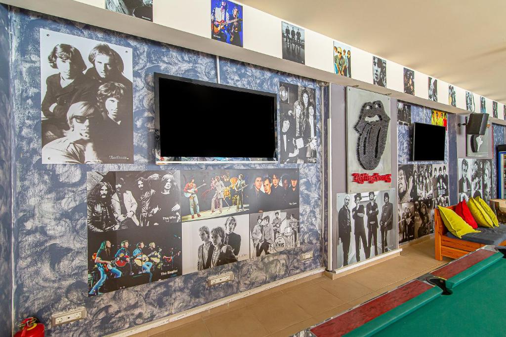 Shared lounge/TV area