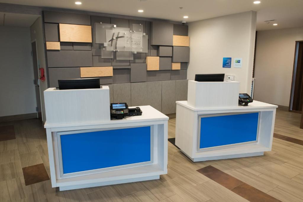 Holiday Inn Express Hotel & Suites East Lansing photo