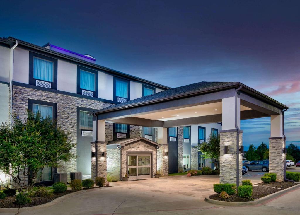 Wingate by Wyndham Longview North photo