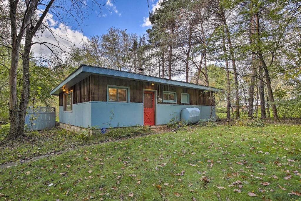Rustic Cottage with Fire Pit and Private Yard!, Fenwick
