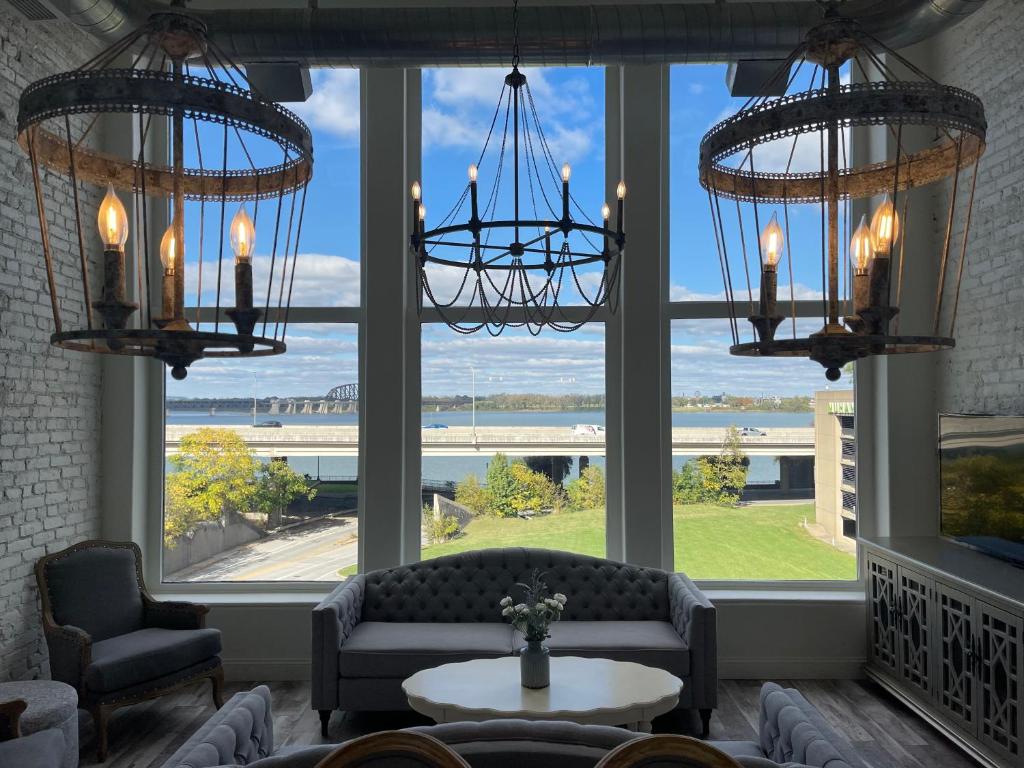 Bluegrass River View! Soak & Savor by Hollyhock, Louisville