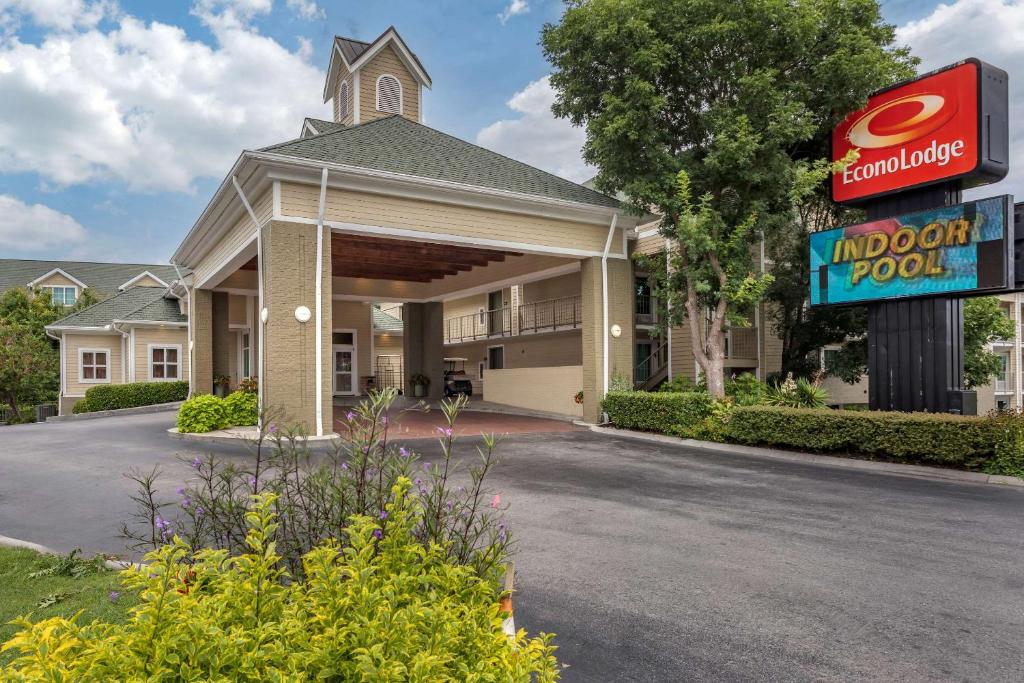 Econo Lodge Pigeon Forge Riverside photo