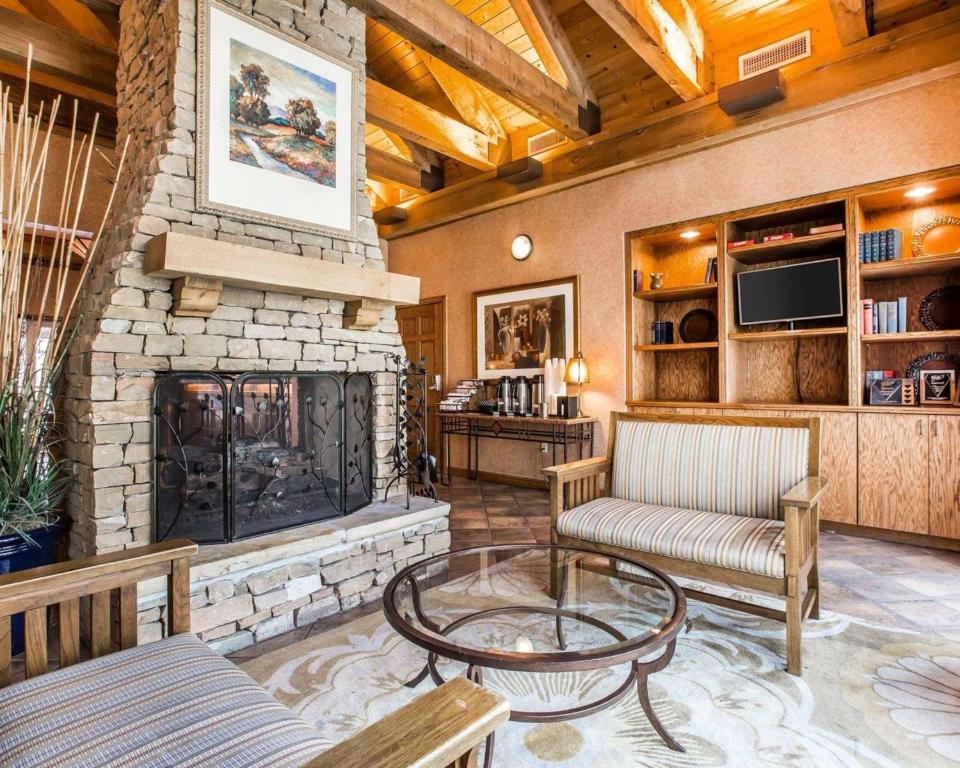 Shared lounge/TV area