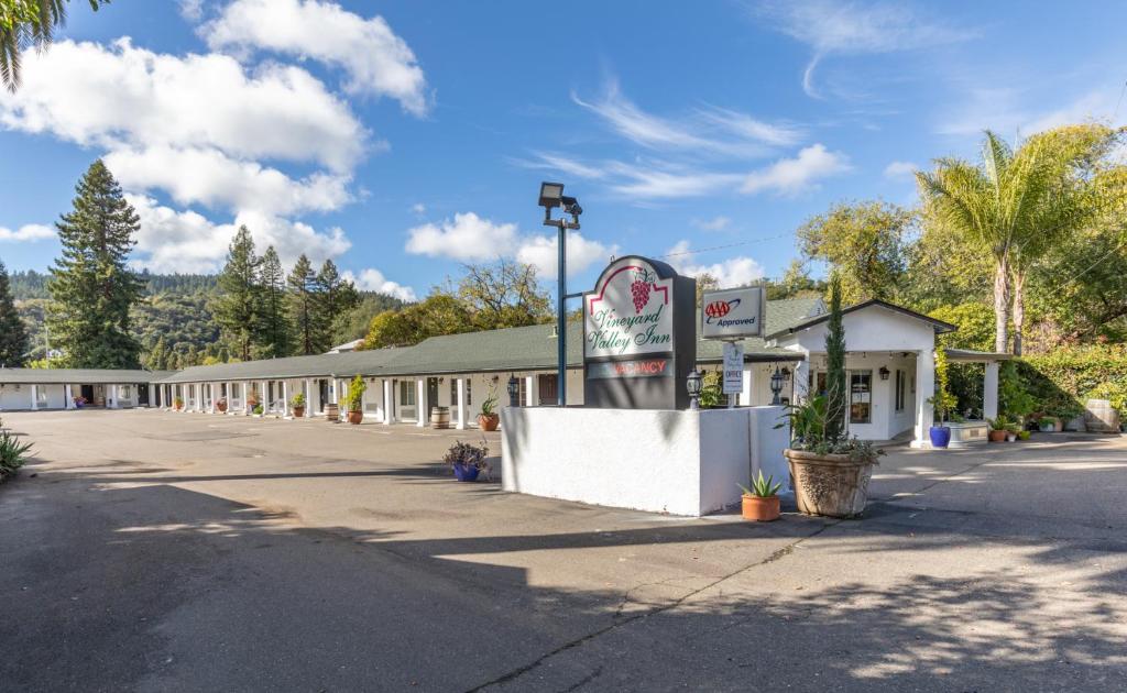 Vineyard Valley Inn — Hotel in Cloverdale (CA)