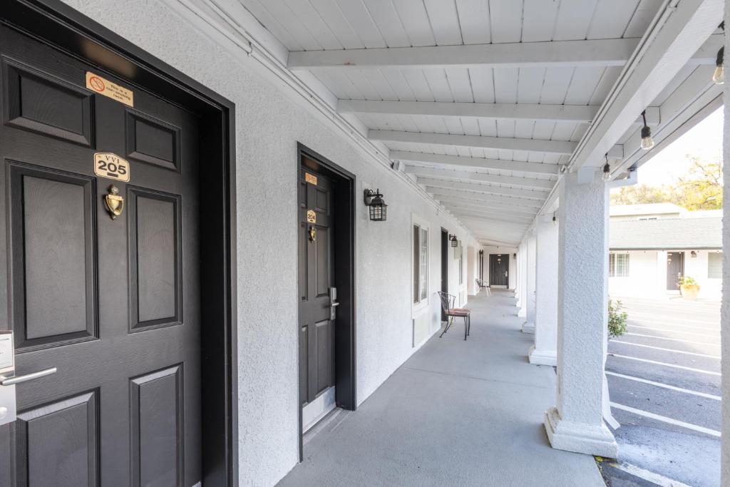 Vineyard Valley Inn photo