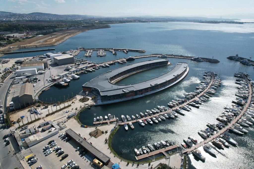 Crowne Plaza - Istanbul Tuzla Viaport Marina by IHG, Стамбул