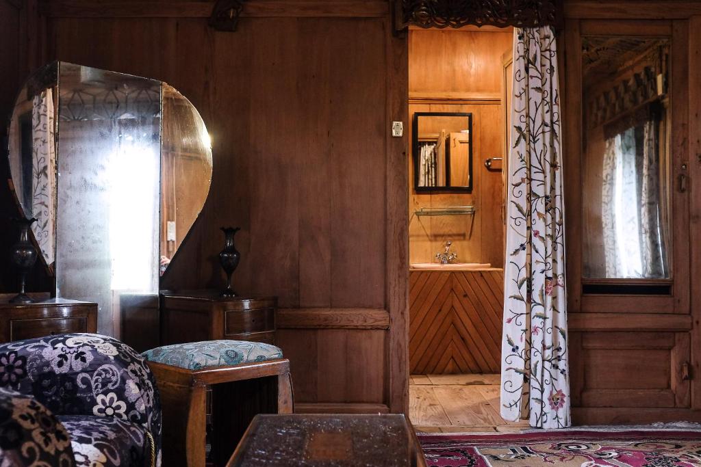 Omar Khayam HouseBoat Retreat photo