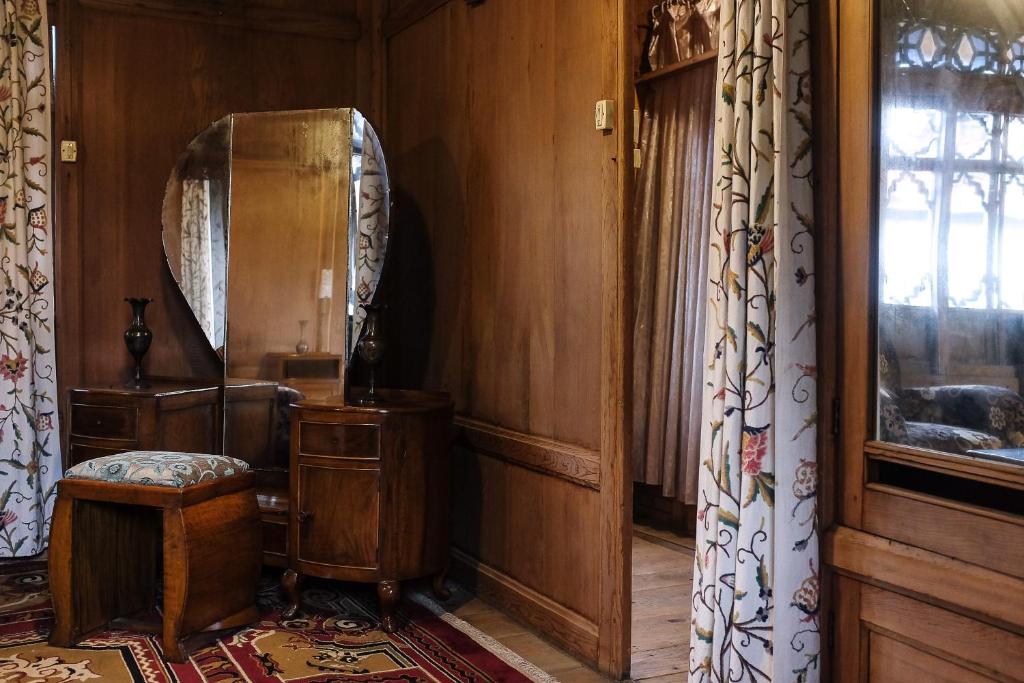 Omar Khayam HouseBoat Retreat photo
