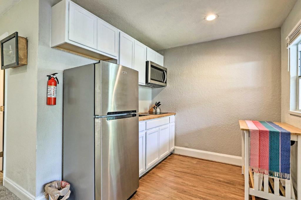 Downtown Studio Walk to Shopping and Dining! photo