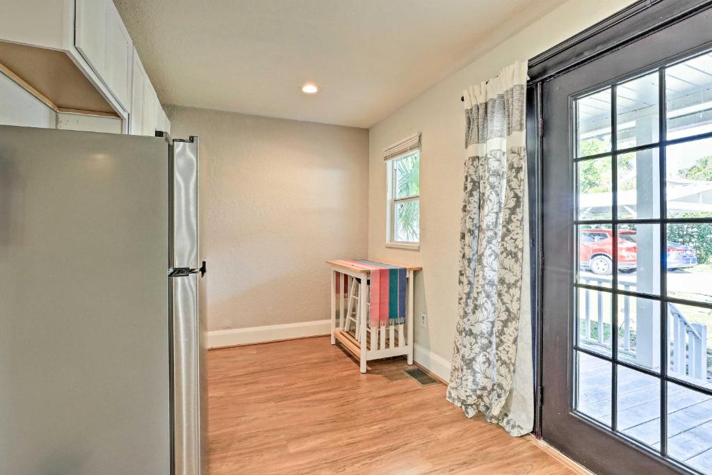 Downtown Studio Walk to Shopping and Dining! photo