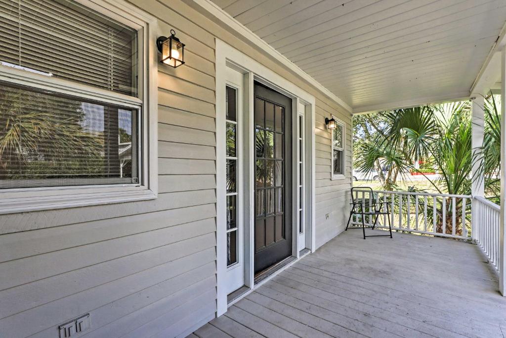 Downtown Studio Walk to Shopping and Dining! photo