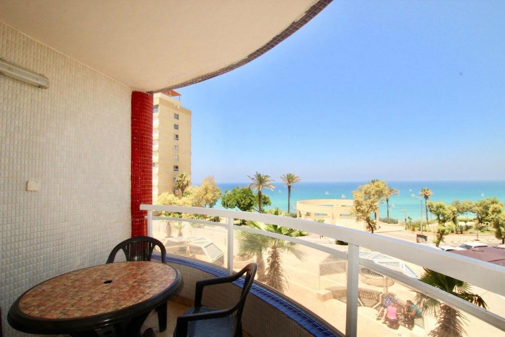 Royal Beach Front Apartments 전경