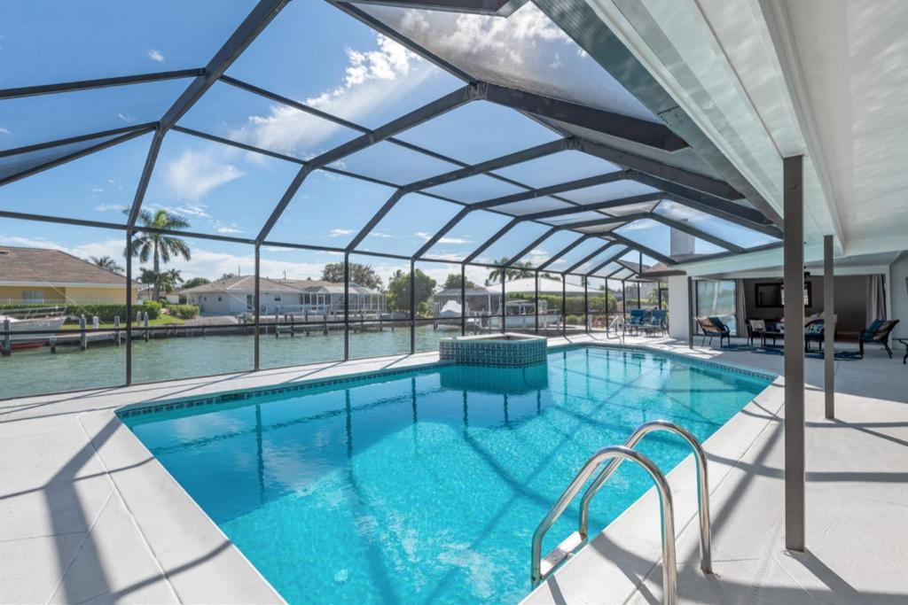 ELEVATED 955 - Spacious Family Riverfront home 4 Bedrooms, Marco Island