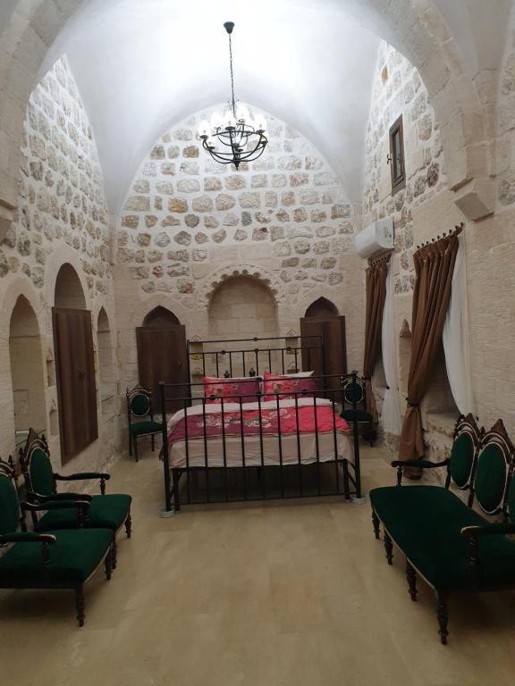 Mardin tarihi ulu Cami yanı, tarihi Konak photo
