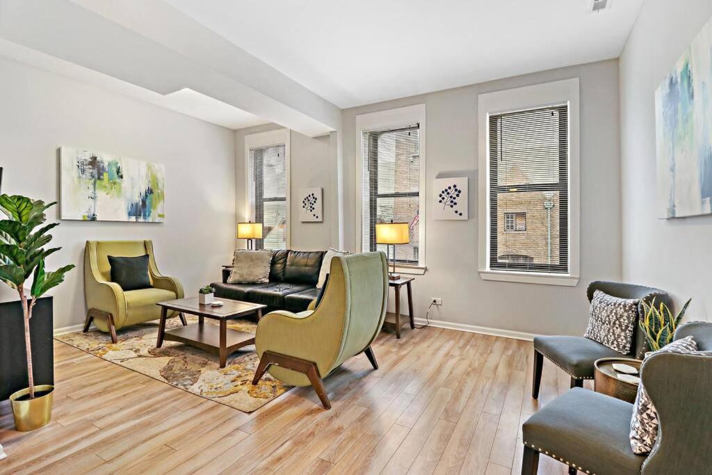 4BR Classy & Radiant Apt in Wicker Park - Blackhawk 3F, Chicago