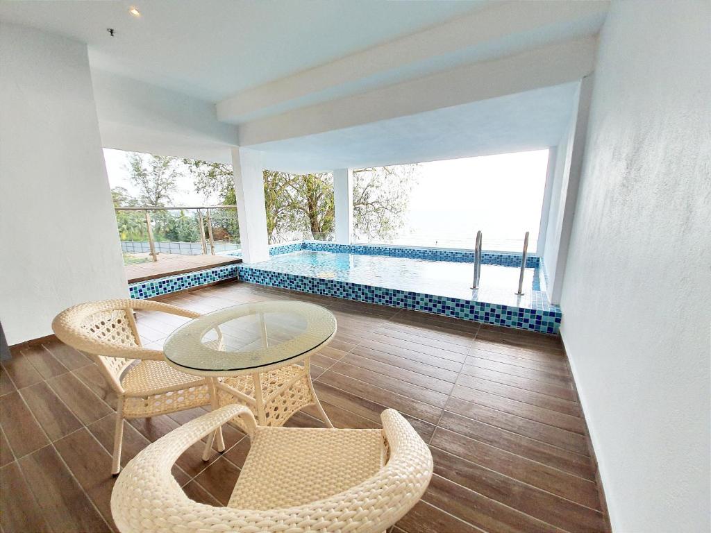 Swimming pool
