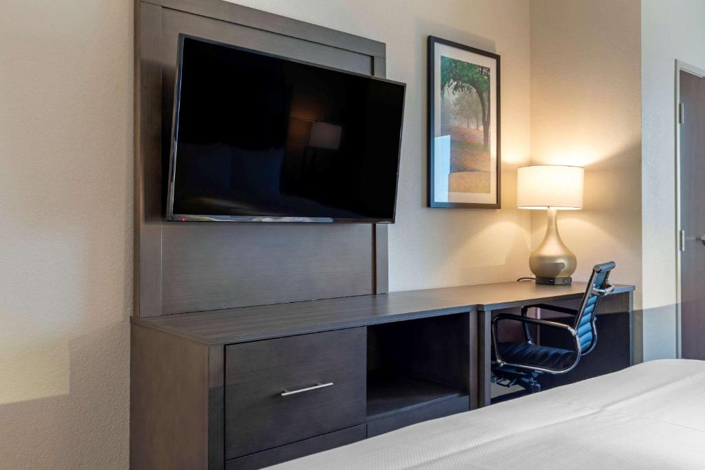 Comfort Inn & Suites Balch Springs - SE Dallas photo
