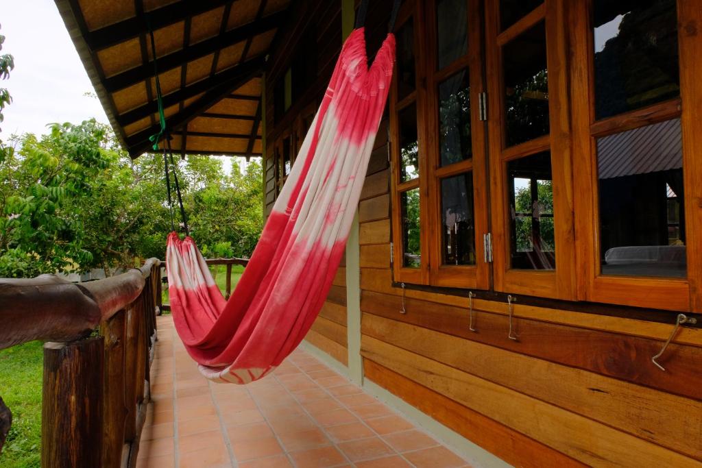 Balcony/terrace, Monkey Mansion - Jungalows & Tours in Khao Sok (Suratthani)