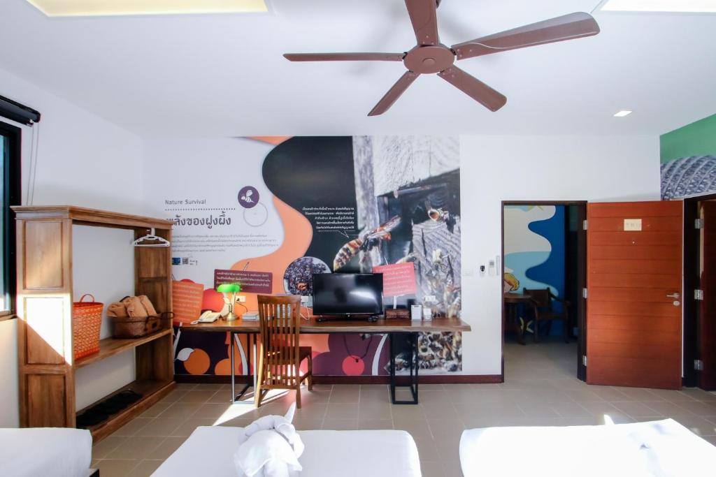 Shared lounge/TV area