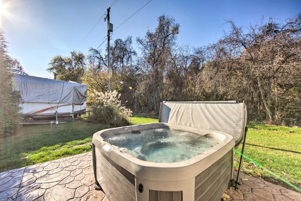Private Hot Tub at Cozy Wrightsville Cottage 전경