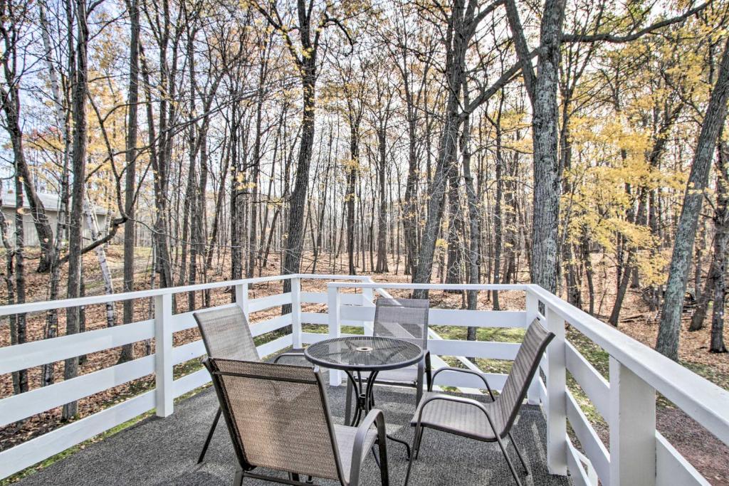 Pet-Friendly New Auburn Apt with On-Site Lake!, New Auburn