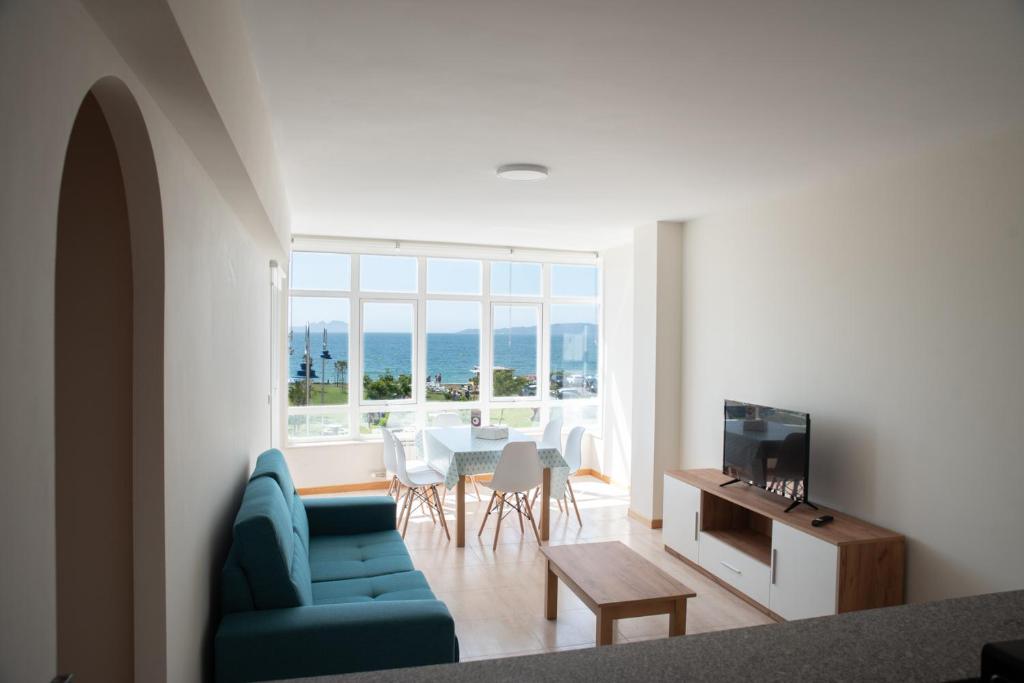 Apartment on the first line of Samil beach and with frontal views of the sea — Hotel in Vigo