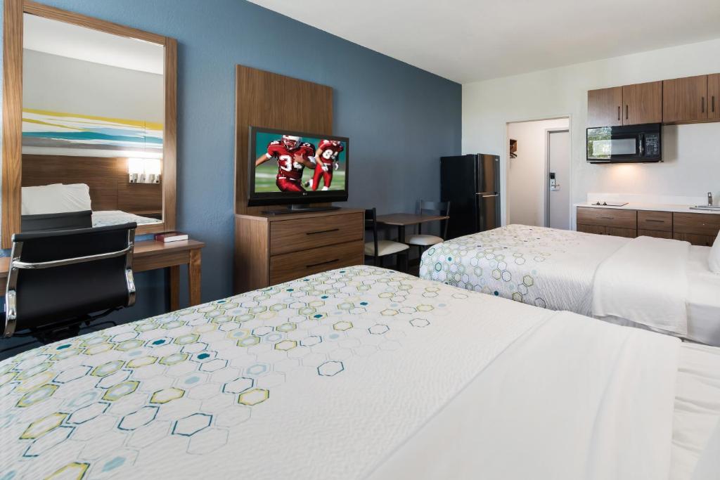 HomeTowne Studios by Red Roof Newport News - Hampton West, Newport News