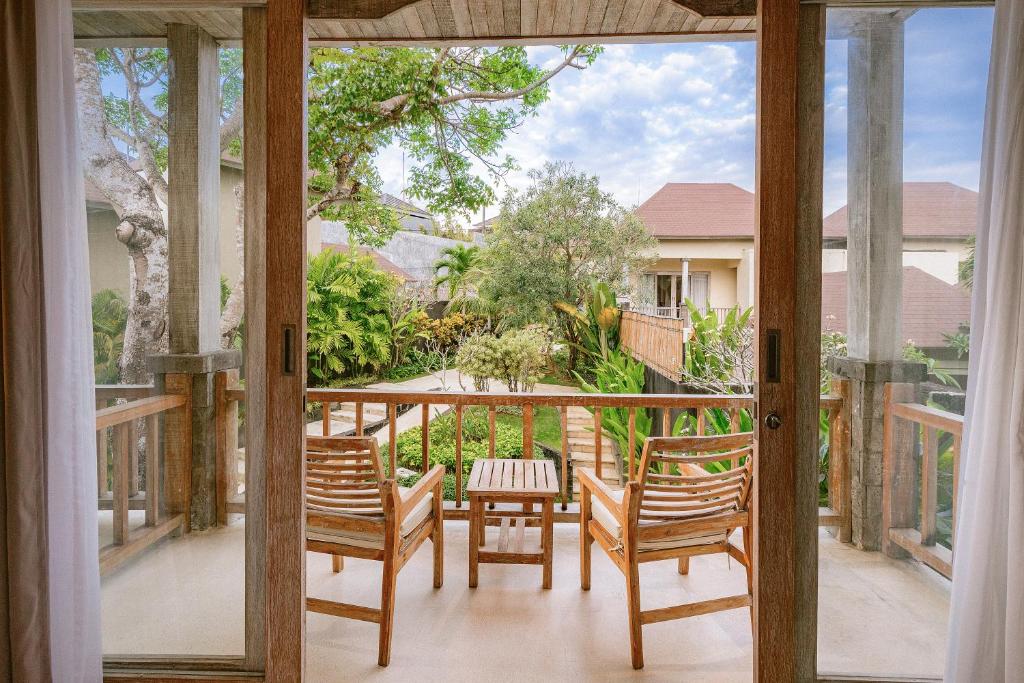 ラ ベルスース リゾート アンド ヴィラ ヌサドゥア バイ タリティヤ コレクション (La Berceuse Resort and Villa Nusa Dua by Taritiya Collection) バルコニー/テラス