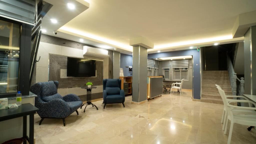 Opera Suites 共用ラウンジ/TVエリア