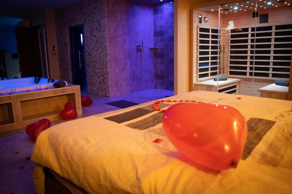 LE LOFT A BULLES (85m2 Jacuzzi Hammam Billiard Bar Douche Sauna) - 3