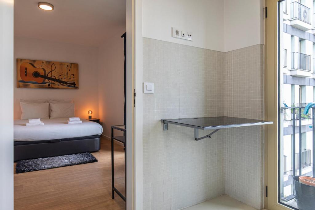 Bright & Comfy Flat in Lisbon by LovelyStay photo