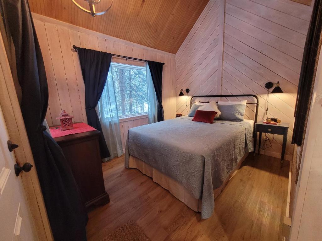 Muskrat cabin, Private, Entire cabin, Free Wifi