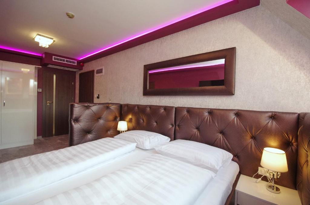 Deluxe szoba kétszemélyes ággyal és zuhanyzóval