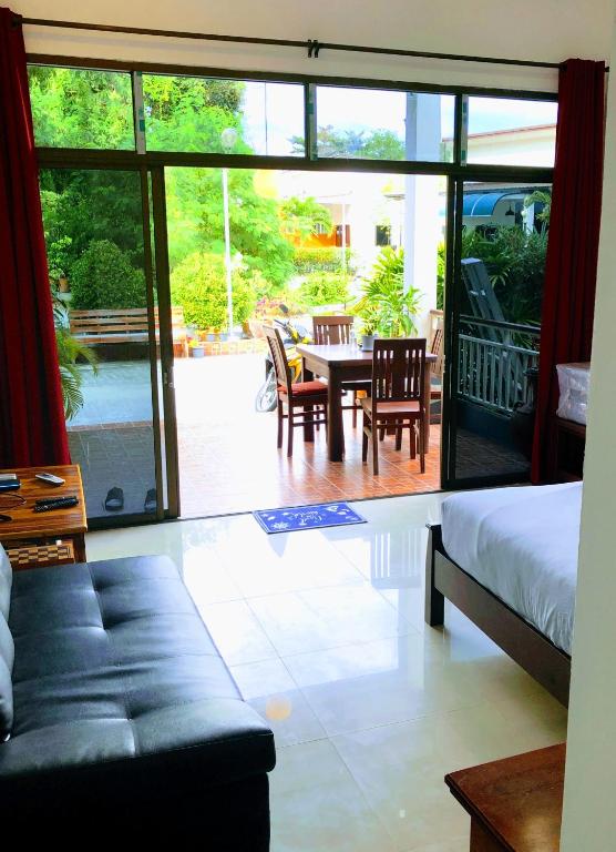 Daisy's 2 bedroom family home for up to 5 guests with garden & BBQ photo