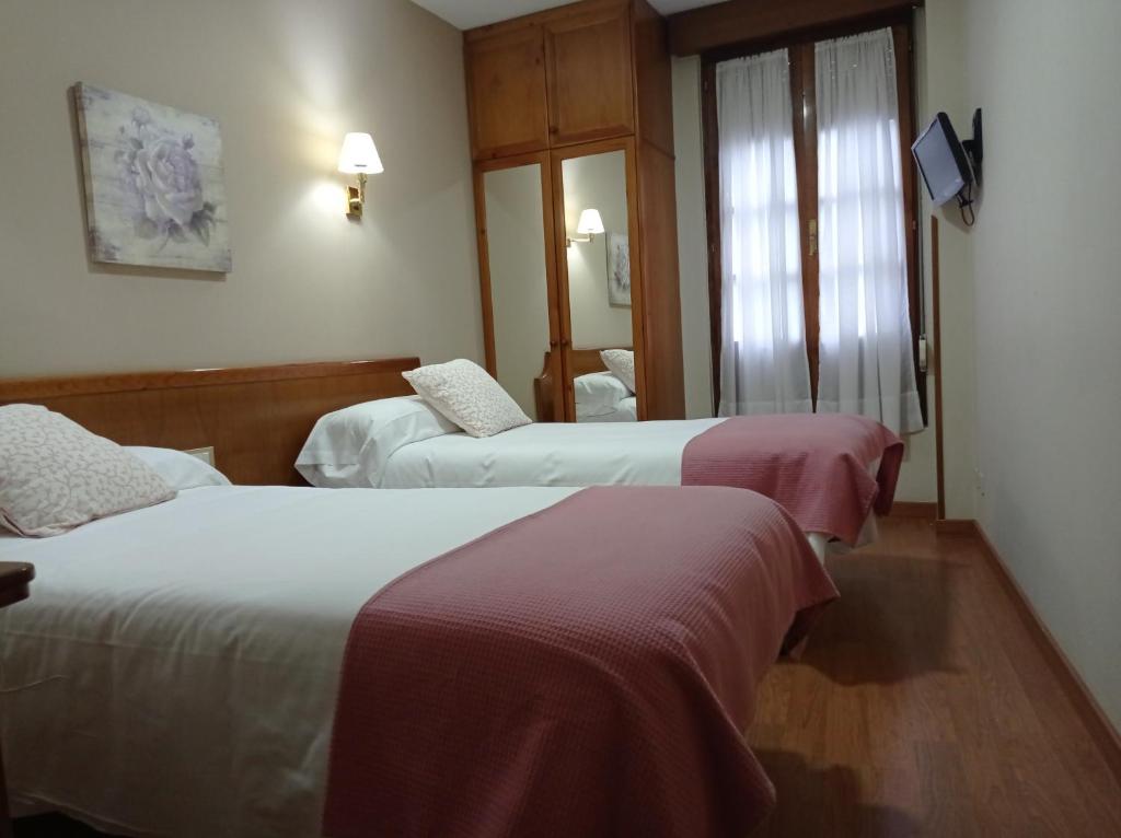 Hotel Los Robles - 4