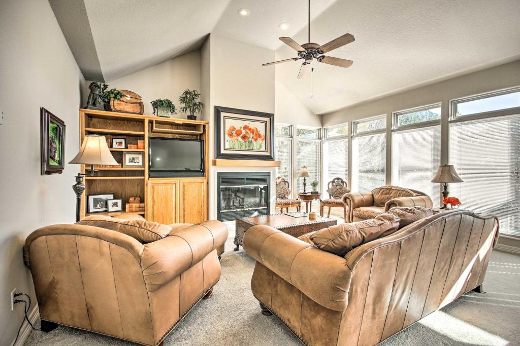 Home with Deck Near Lake Avalon, Boat Ramp and Golf!, Bella Vista