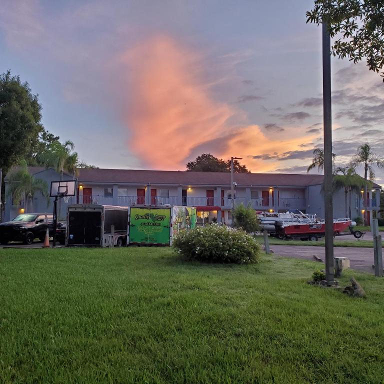 Lakeview Inn & Suites Okeechobee photo