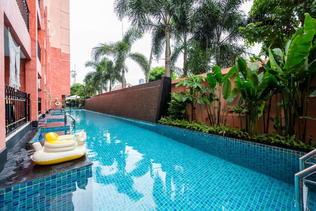 Swimming pool