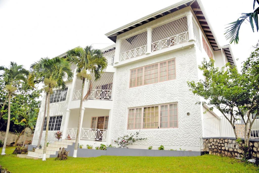 Apartments with family rooms in Mandeville, Jamaica reviews