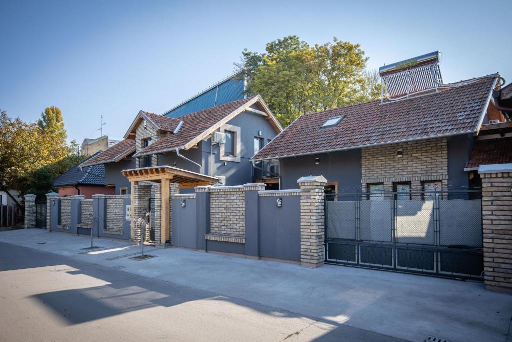Gray brick house — Hotel in Subotica