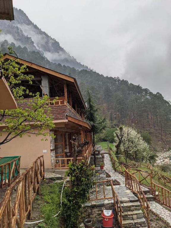 The Riverwalk Tirthan Valley — Hotel in Gushaini