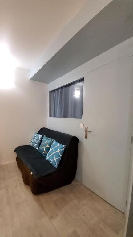 L établissement LA PLAGE A 2 PAS vous propose, 3 Appartements DEUX chambres, 1 appartement une pièce , NETFLIX, lits faits à votre arrivée, serviettes de toilette, Ménage, Wifi, en hyper centre ,Plage à 100m, BOX à Vélos, paiement 3 fois sans frais - 5
