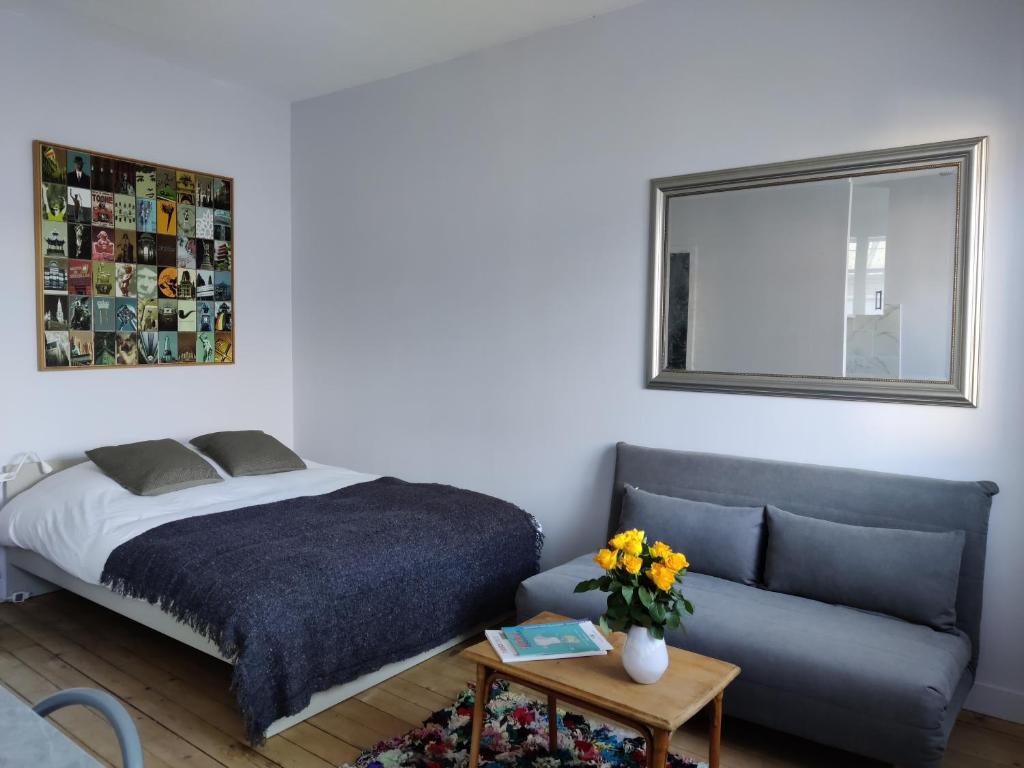 Studio équipé, grande terrasse, à côté de la gare, Tours