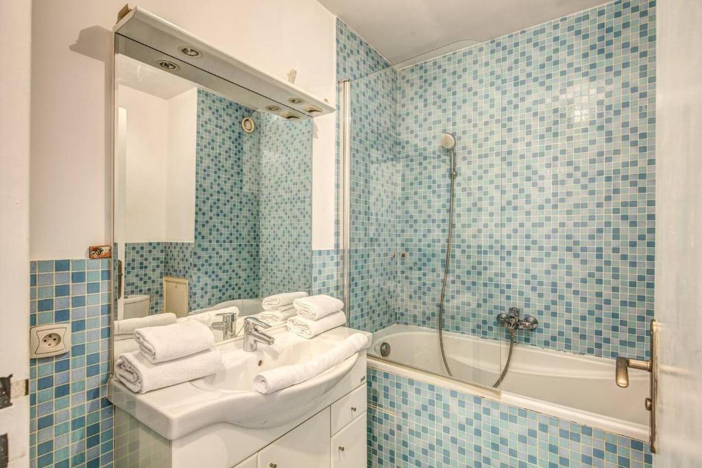 Rue Saint-Maur 1-Bed Studio Balcony and View - 4