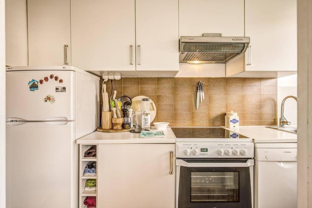 Rue Saint-Maur 1-Bed Studio Balcony and View - 5