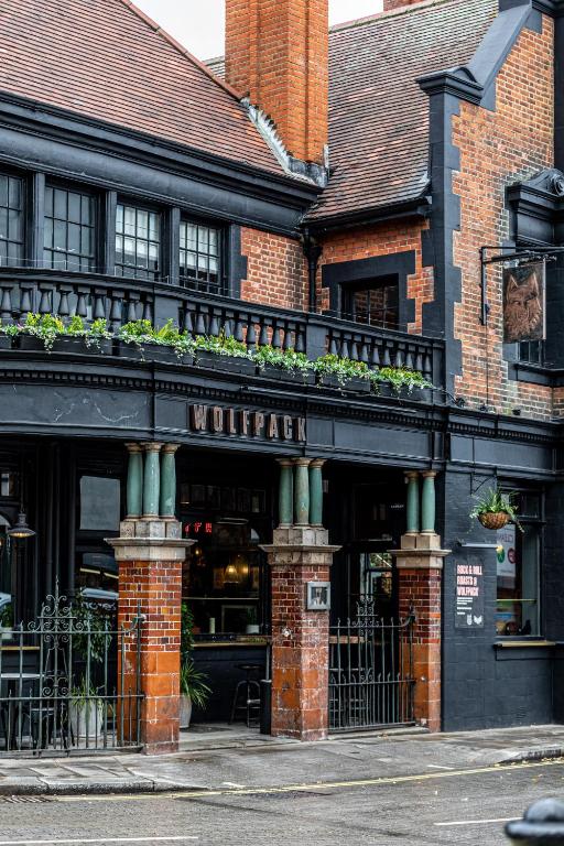 The Wolfpack Inn — Hotel in London
